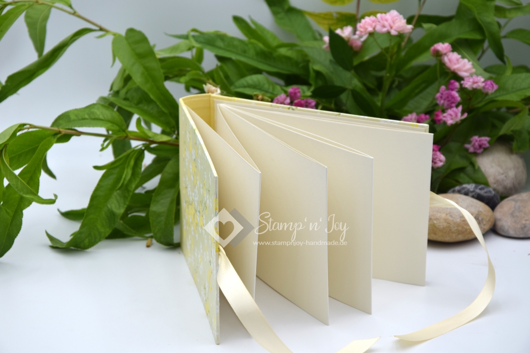 Leporello Album ca. 19,0x12,5x3,0 cm mit Verschlussschleife | Einband Japanpapier Chiyogami Kirschblüten floral | gelb | Art. Nr. 97210001